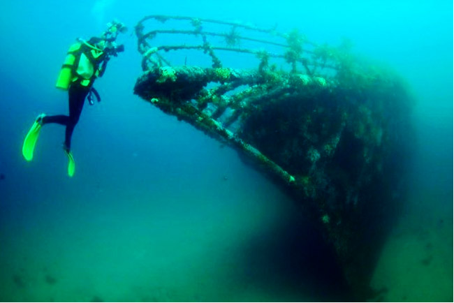 Dive Rainbow Warrior